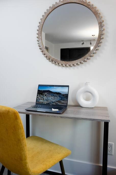 Chic 1-Br Condo; Parking Included; Downtown Core Toronto Zewnętrze zdjęcie