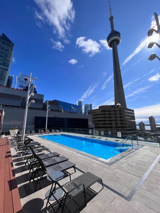 Chic 1-Br Condo; Parking Included; Downtown Core Toronto Zewnętrze zdjęcie