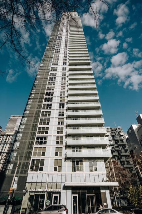 Chic 1-Br Condo; Parking Included; Downtown Core Toronto Zewnętrze zdjęcie