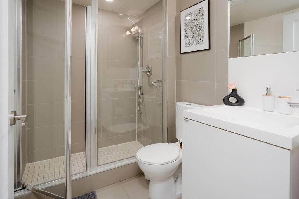 Chic 1-Br Condo; Parking Included; Downtown Core Toronto Zewnętrze zdjęcie