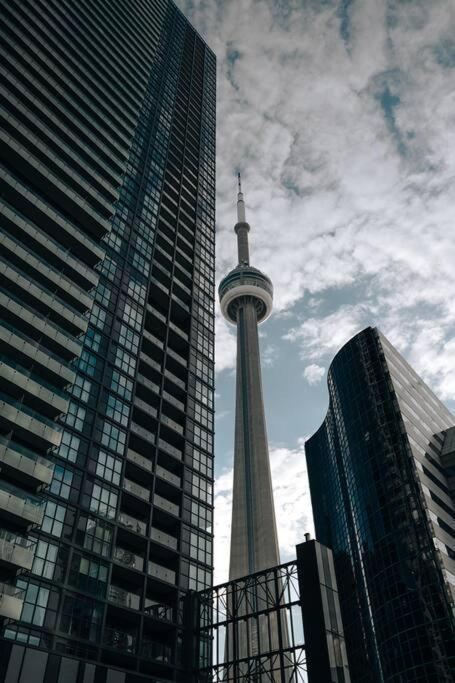Chic 1-Br Condo; Parking Included; Downtown Core Toronto Zewnętrze zdjęcie