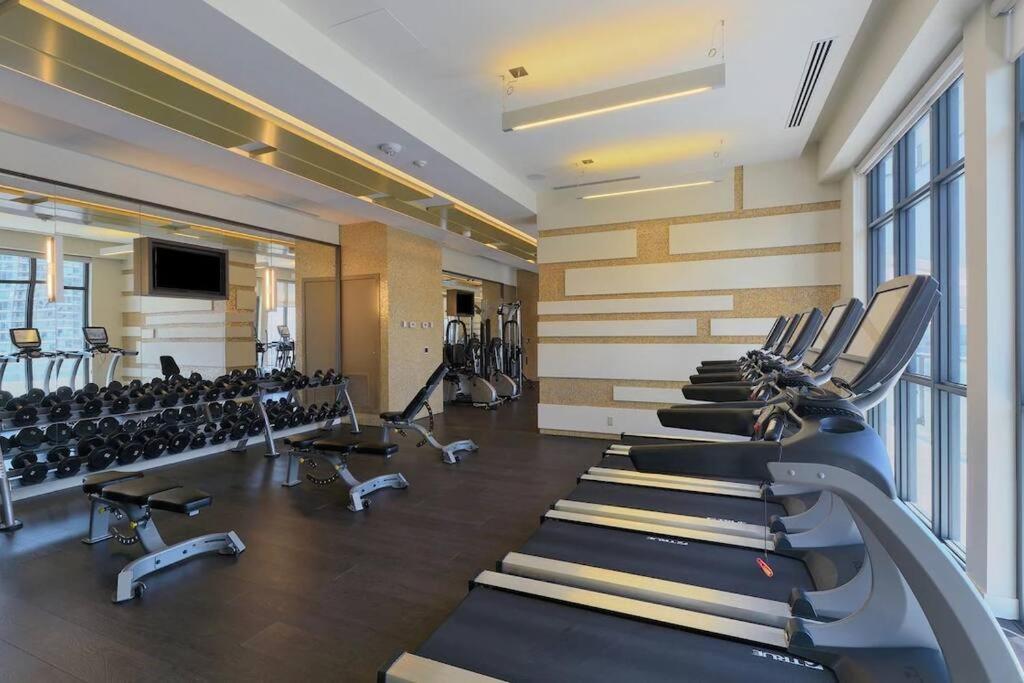 Chic 1-Br Condo; Parking Included; Downtown Core Toronto Zewnętrze zdjęcie