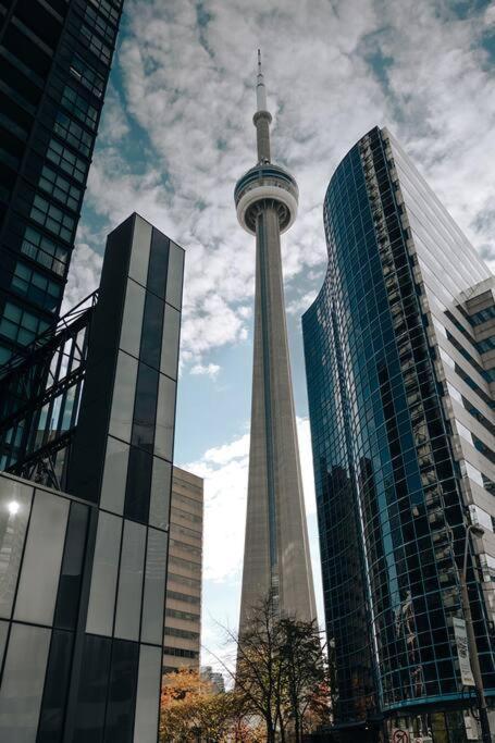 Chic 1-Br Condo; Parking Included; Downtown Core Toronto Zewnętrze zdjęcie