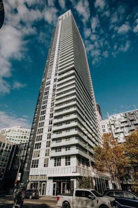 Chic 1-Br Condo; Parking Included; Downtown Core Toronto Zewnętrze zdjęcie