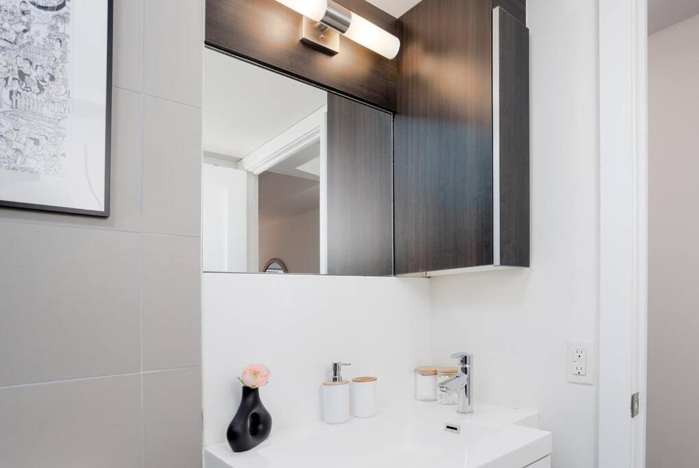 Chic 1-Br Condo; Parking Included; Downtown Core Toronto Zewnętrze zdjęcie
