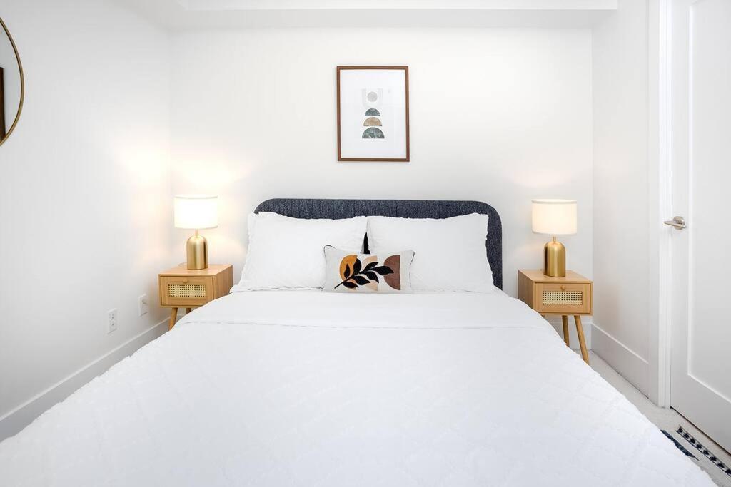 Chic 1-Br Condo; Parking Included; Downtown Core Toronto Zewnętrze zdjęcie
