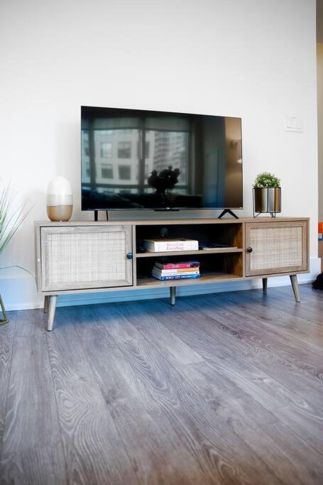Chic 1-Br Condo; Parking Included; Downtown Core Toronto Zewnętrze zdjęcie