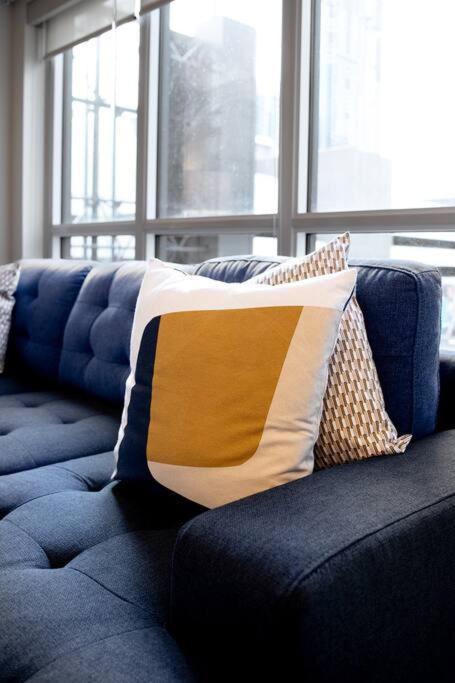 Chic 1-Br Condo; Parking Included; Downtown Core Toronto Zewnętrze zdjęcie