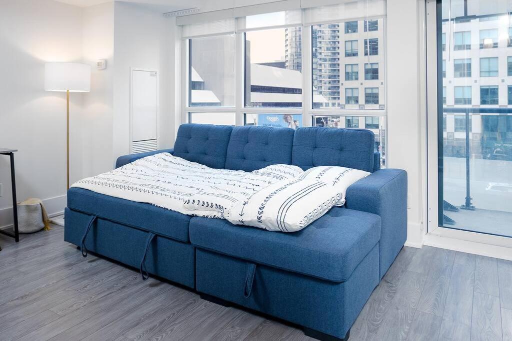Chic 1-Br Condo; Parking Included; Downtown Core Toronto Zewnętrze zdjęcie